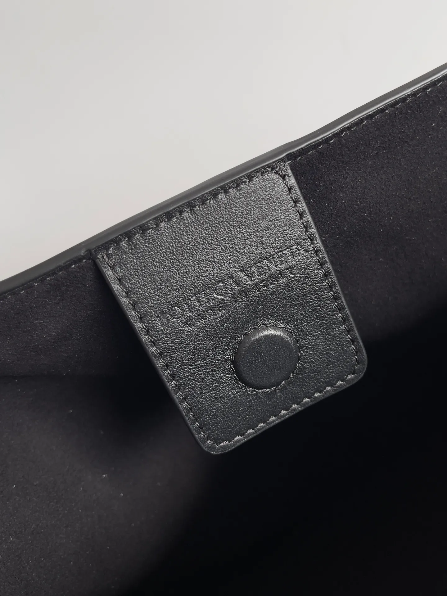 Batch 2960 BV The all-leather Andiamo is new, a very casual splayed buckle bag, which also means that its weight is very light, which greatly reduces our burden when going out for shopping. It can be carried cross-body, hand-held, or carried under the armpit. Taking into account the different backpacking habits of people, the simple design brings us more inspiration. Matched with various keychains and dolls, it will become the finishing touch in the outfit. Medieval style and modern style can also be perfectly blended🫧🫧 Style number: 709683 Size: 42*35*18cm